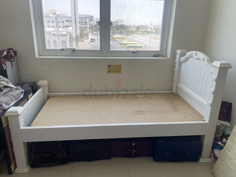 إطار سرير أطفال جذاب باللون الأبيض - مثالي لأي غرفة نوم62867839872643111