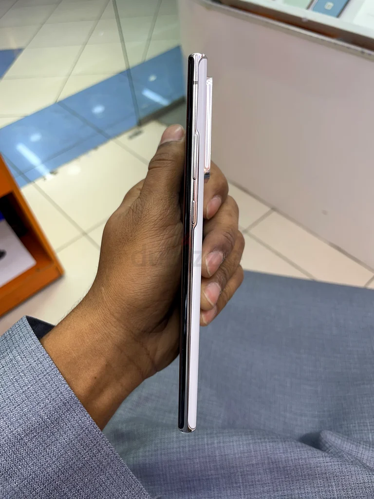 سامسونج نوت 20 الترا 5G بسعة 256 جيجابايت. 1100 درهم إماراتي.63215380716930111