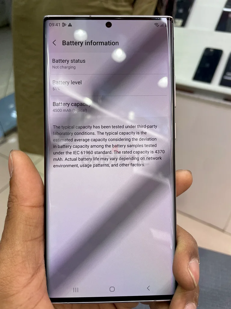 سامسونج نوت 20 الترا 5G بسعة 256 جيجابايت. 1100 درهم إماراتي.63215380716930114