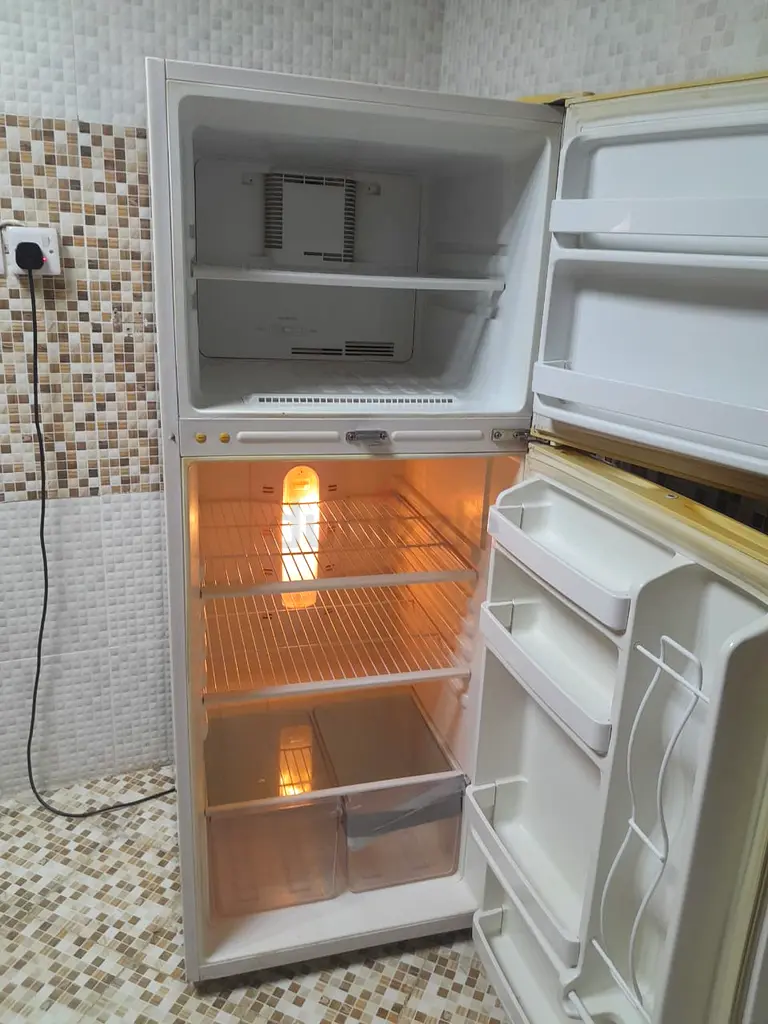 ثلاجة للبيع العاجل