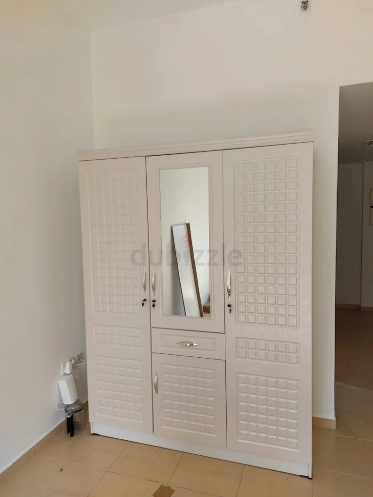 Selling brand new 3 door wardrobe good quality cabinet available628638226661151127