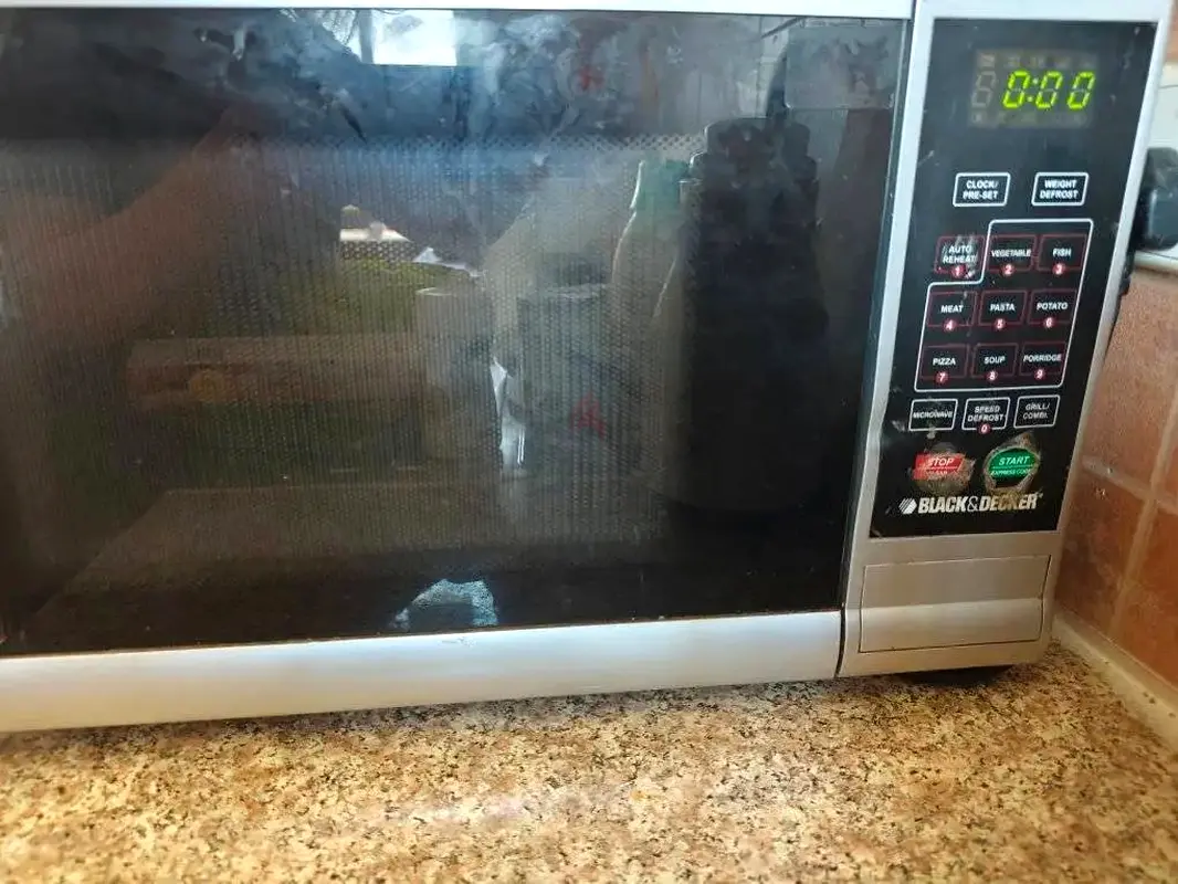 Efficient and Stylish Black  Decker Microwave for Quick Meals!
