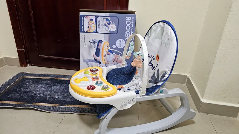 أرجوحة أطفال صغار مع موسيقى وصينية63204271321217111