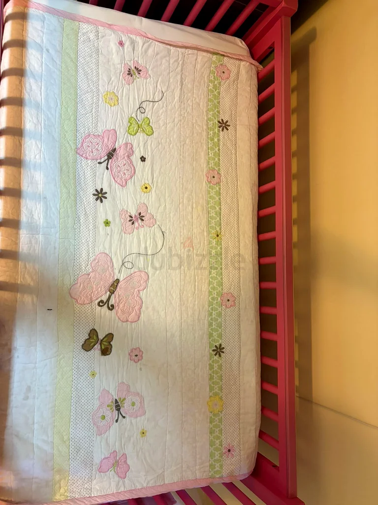 Delightful Pink Crib for Your Little One!63206877961474112