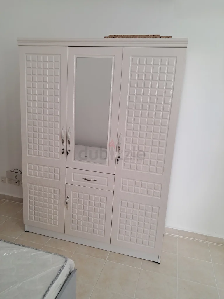 Selling brand new 3 door wardrobe good quality cabinet available62863822666115111