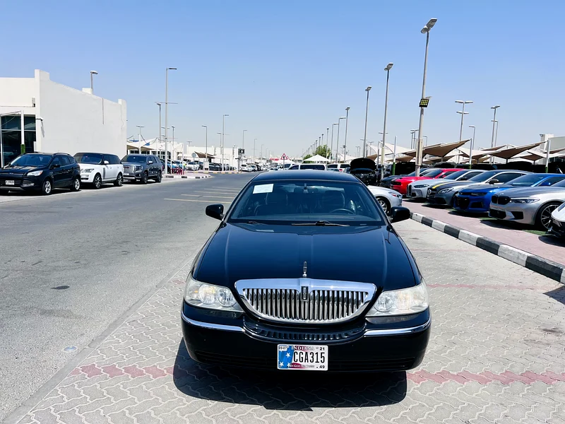 lincoln town car large 2008  /Very clean car63134000889730111