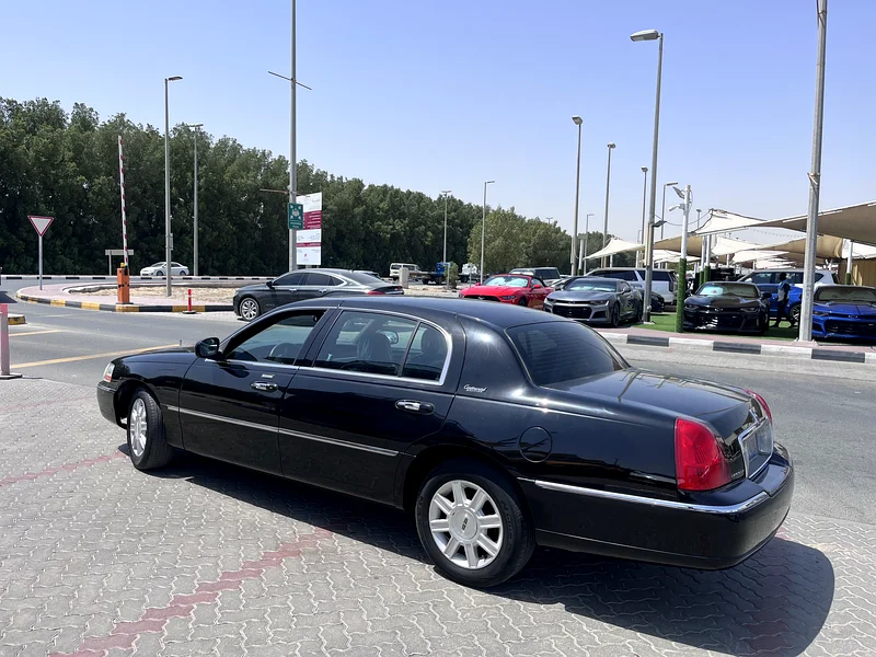 lincoln town car large 2008  /Very clean car63134000889730114