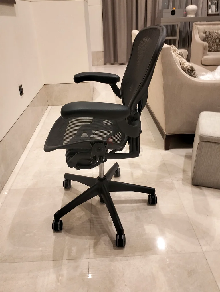 Im Selling Herman Miller Areon Chair B size and C available63216835524866113