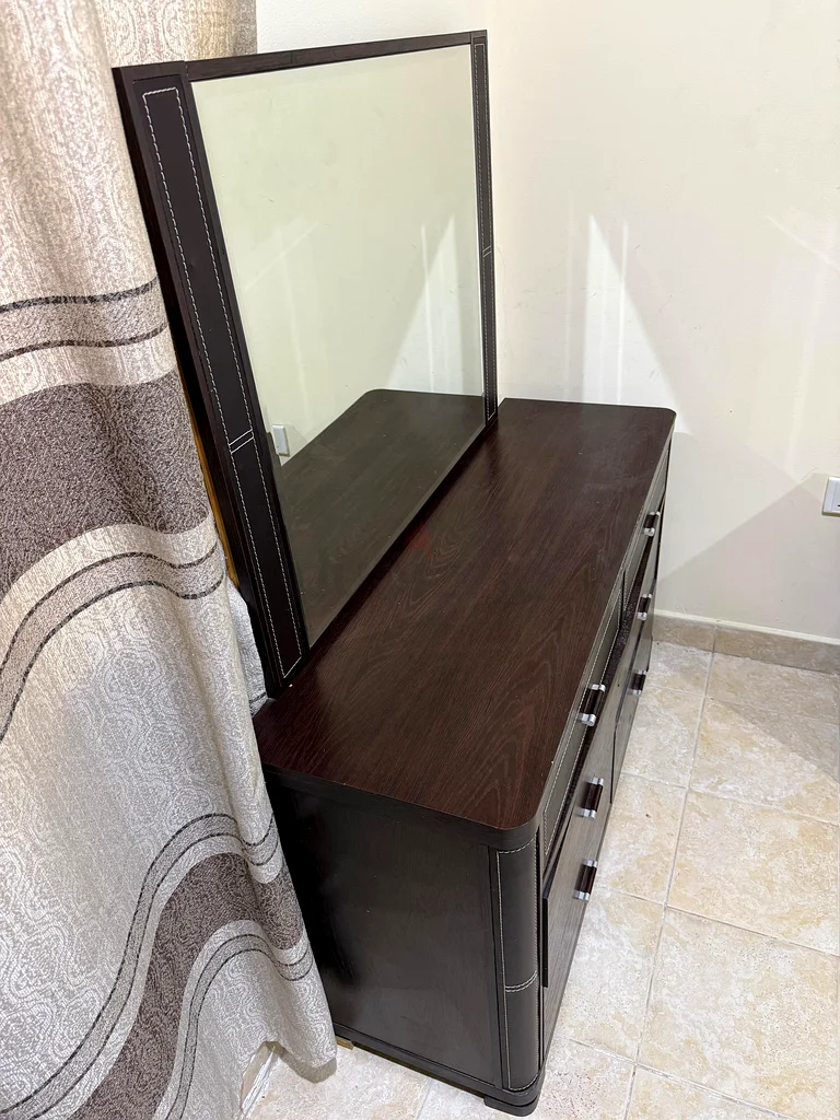 مجموعة طاولة تزيين أنيقة – بتشطيب جلد مع مرآة وكرسي – 250 درهمًا فقط!632198258499851124