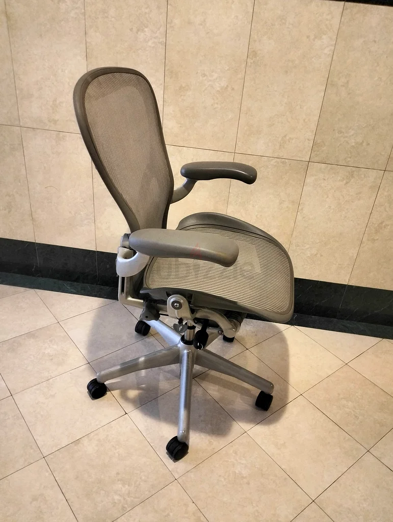 Im Selling Herman Miller Areon Chair B size and C available63216835392386111