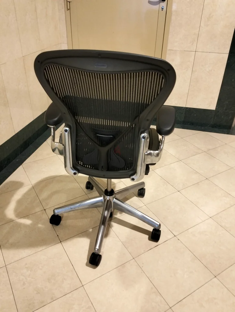 تُباع كراسي هيرمان ميلر من نوع أرون بحجمين B وC63179391938818112