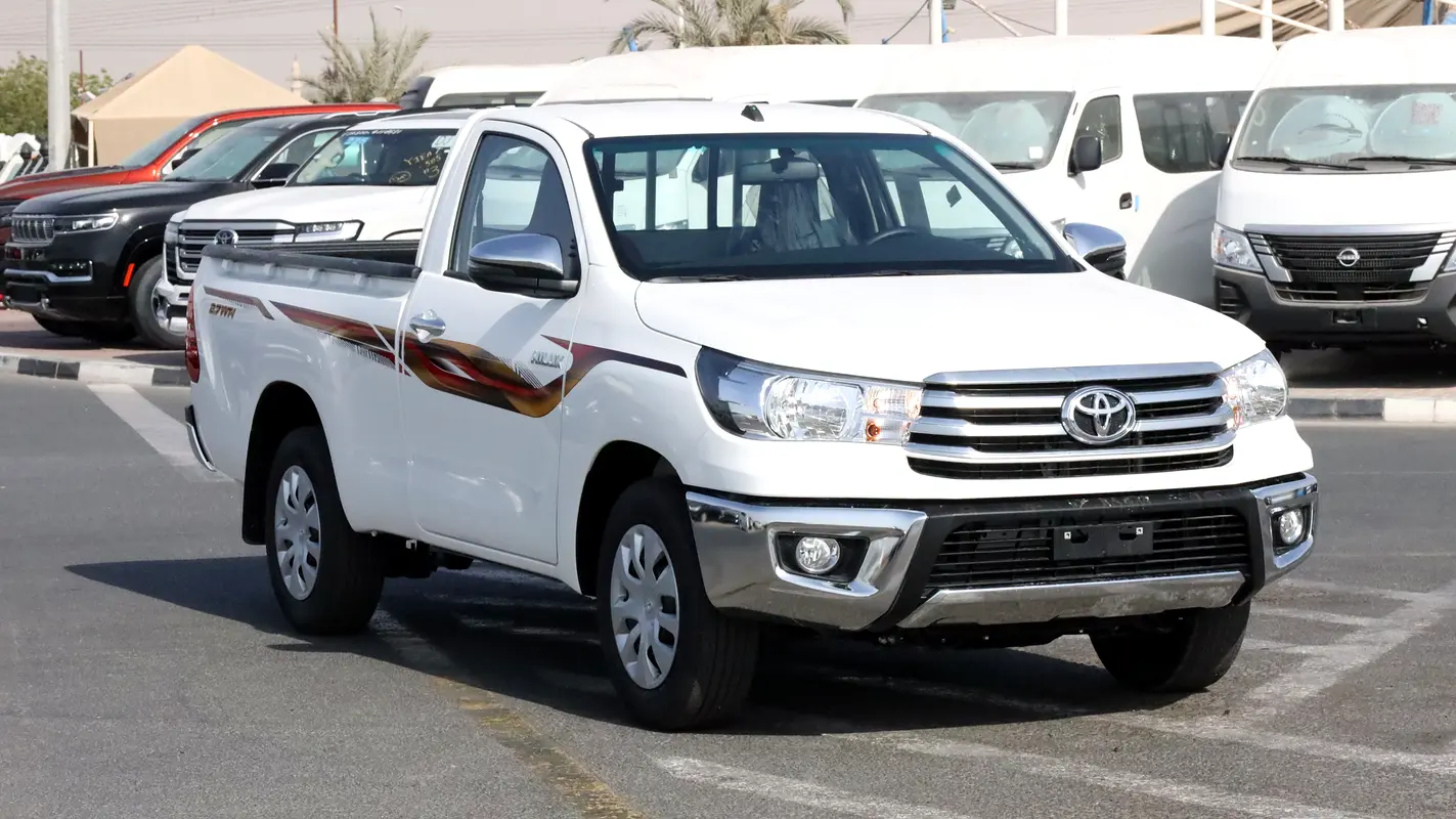 Toyota Hilux 2025 — photo 1 of 20
