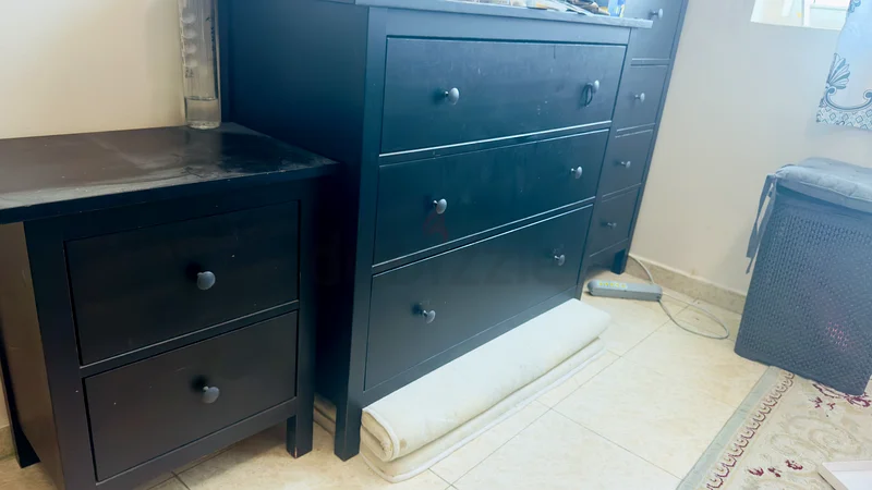 Elegant Black Furniture Set: Dresser and Nightstand for Sale63219825870978110
