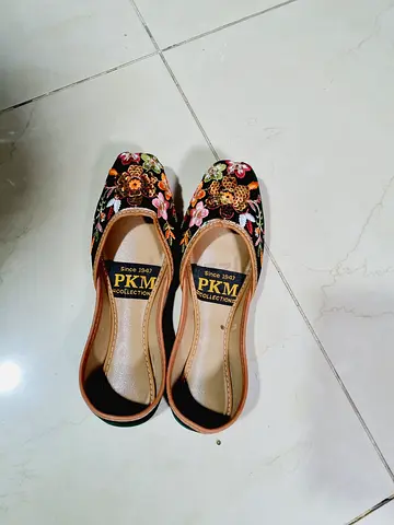 Exquisite Floral Embroidered Womens Shoes