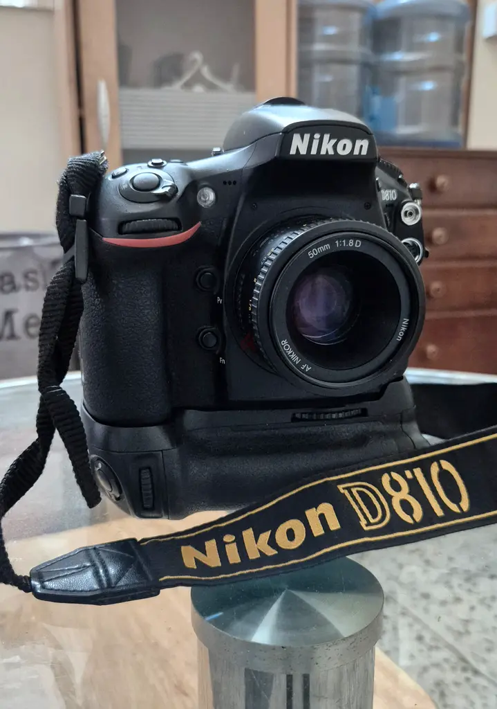 Nikon d810 low Shutter count BODY with original battery grip