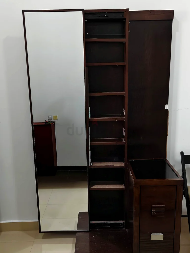 طاولة تجهيز خشبية مع مرآة طويلة بالكامل ومساحة تخزين واسعة - حالة رائعة!632198258641951115
