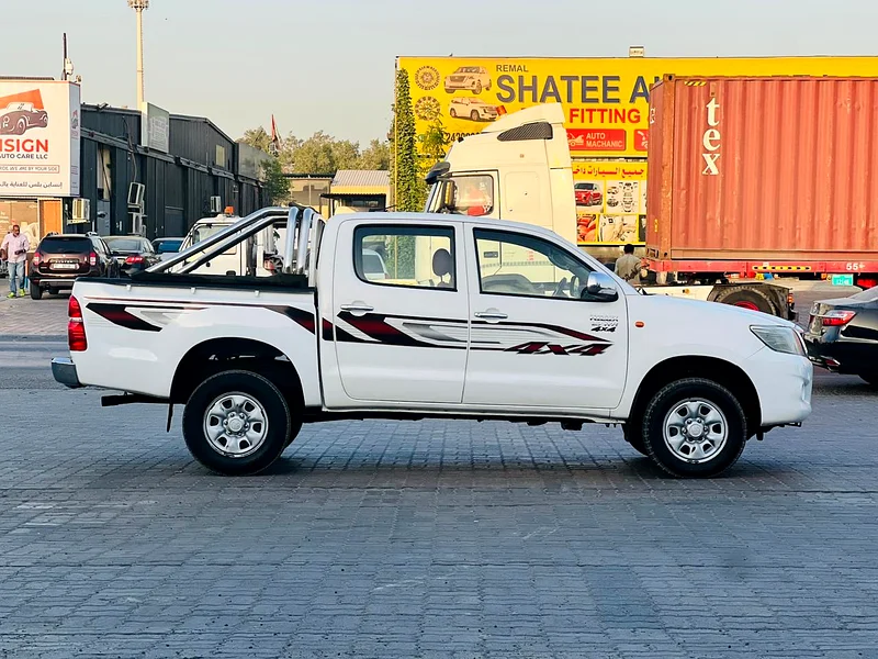 Toyota Hilux // Automatic gear // 4WD Drive// Model 2012 // Good Conditions63166156764290114