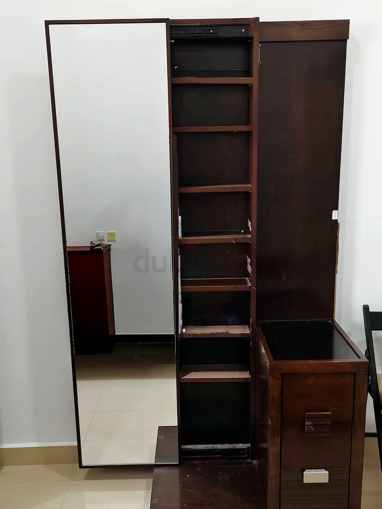 Wooden dressing table with Full-Length Mirror and Ample Storage – Great Condition!63219825864195112