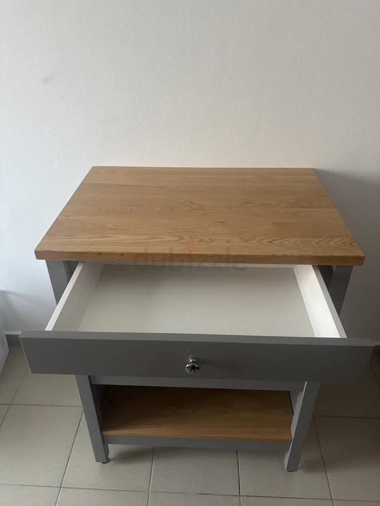 Stylish Modern Side Table with Drawer63179385905538112