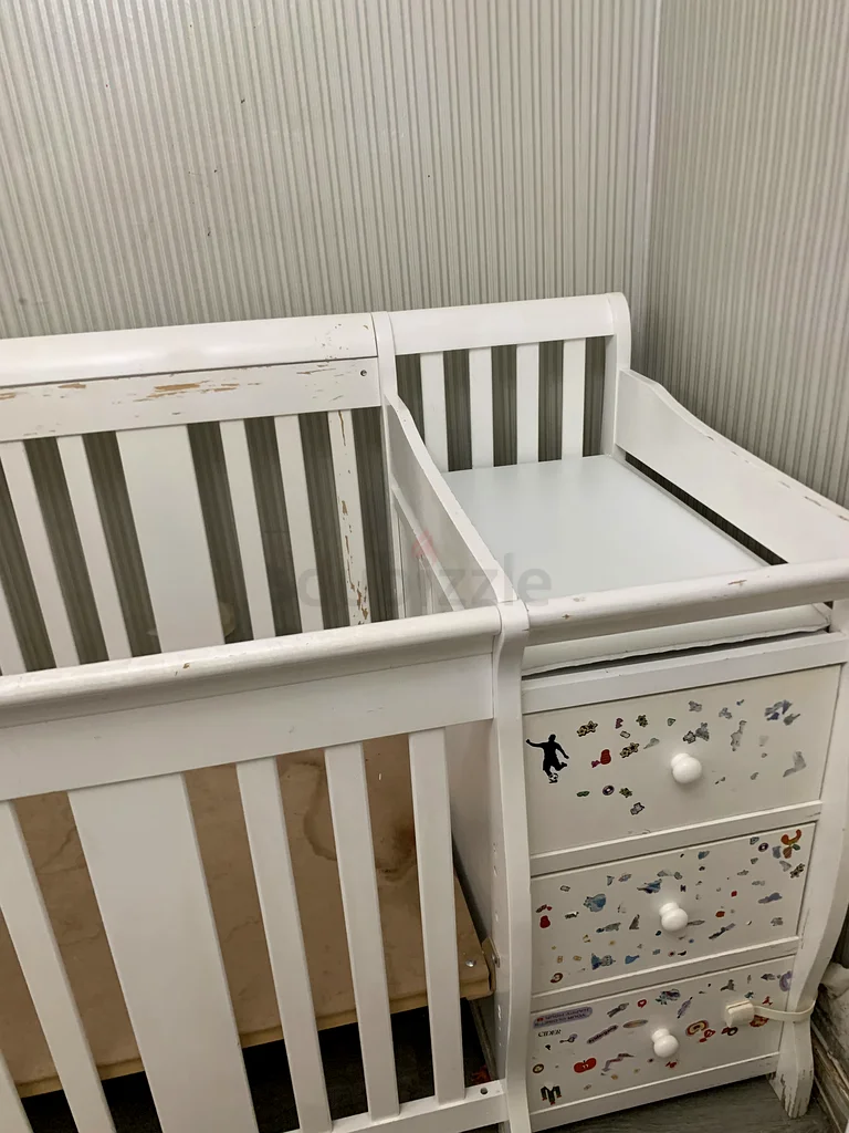 Stylish White Crib with Attached Dresser - Perfect for Your Baby's Nursery!63206877967875112