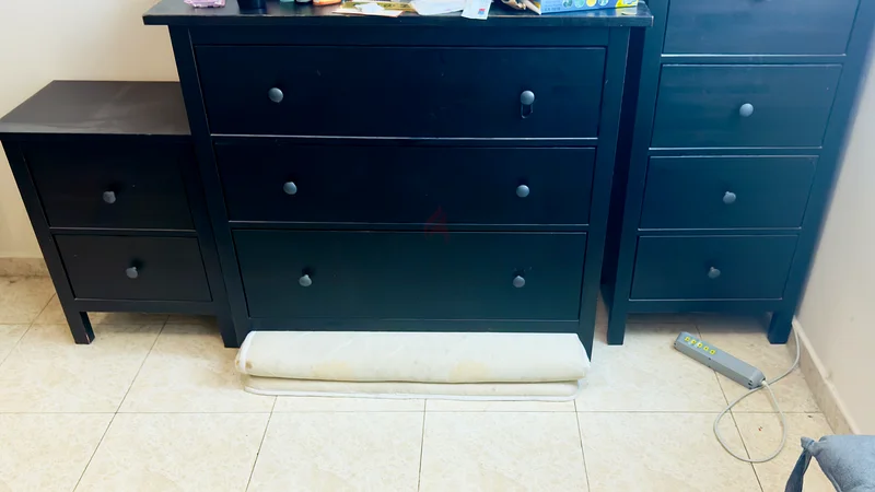 Elegant Black Furniture Set: Dresser and Nightstand for Sale63219825870978111