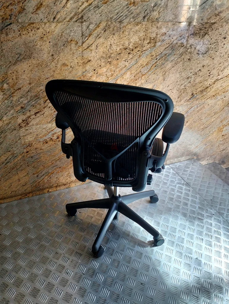 Selling Herman Miller Areon Chair B size and C available63216835518211112