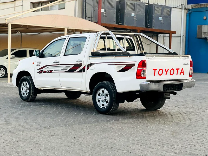 Toyota Hilux // Automatic gear // 4WD Drive// Model 2012 // Good Conditions63166156764290112
