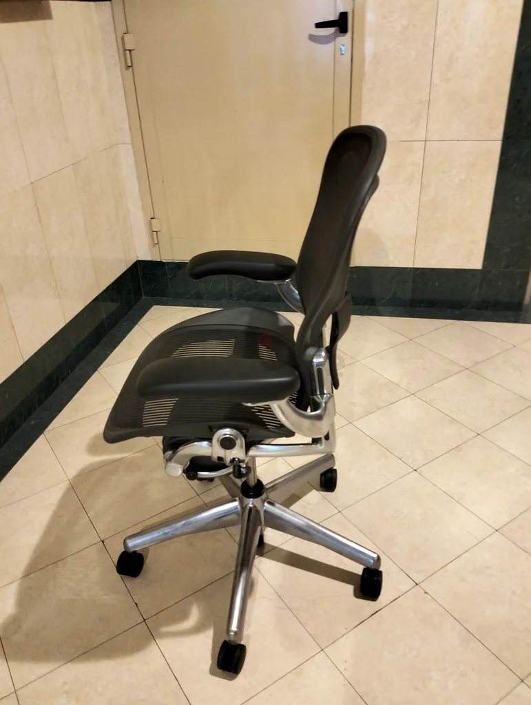 تُباع كراسي هيرمان ميلر من نوع أرون بحجمين B وC63179391938818113