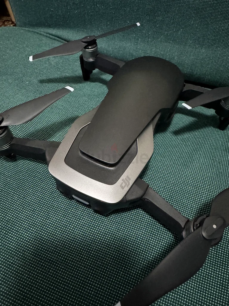 طائرة درون مزودة بكاميرا من DJI موديل Mavic Air ممتازة مع جهاز تحكم عن بعد وحقيبة حمل!63234612324737113