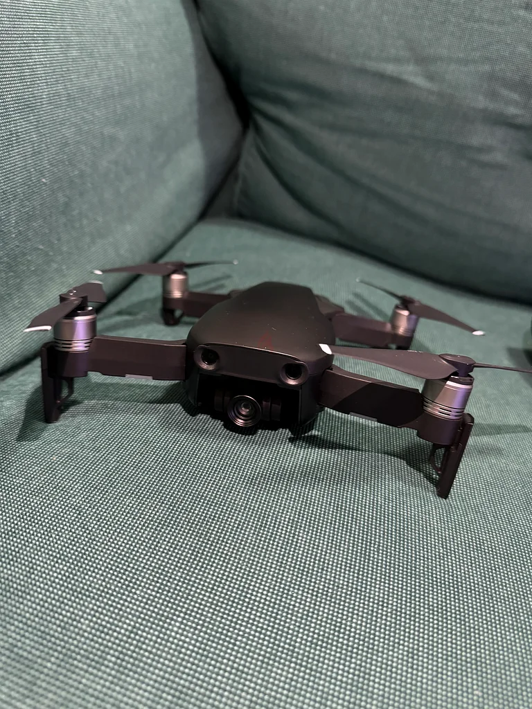 طائرة درون مزودة بكاميرا من DJI موديل Mavic Air ممتازة مع جهاز تحكم عن بعد وحقيبة حمل!63234612324737114