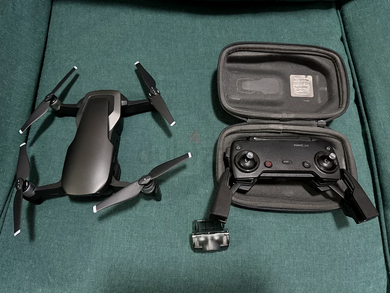 طائرة درون مزودة بكاميرا من DJI موديل Mavic Air ممتازة مع جهاز تحكم عن بعد وحقيبة حمل!63234612324737110