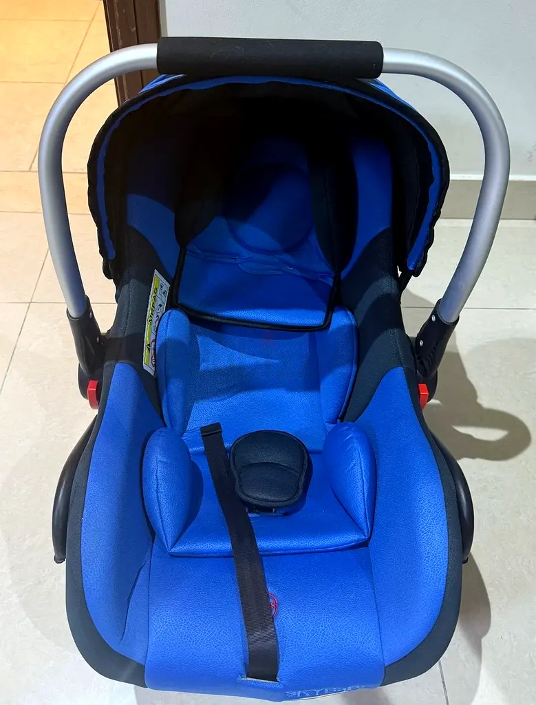 Safe and Stylish Blue Infant Car Seat for Sale!