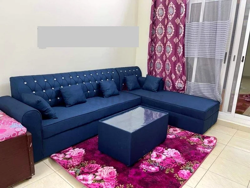 أريكة زرقاء أنيقة على شكل حرف U مع طاولة632673583283231112
