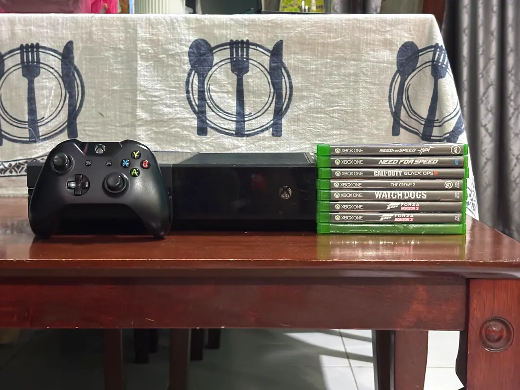 Xbox One Console (500 GB) + Controller + 8 games pack