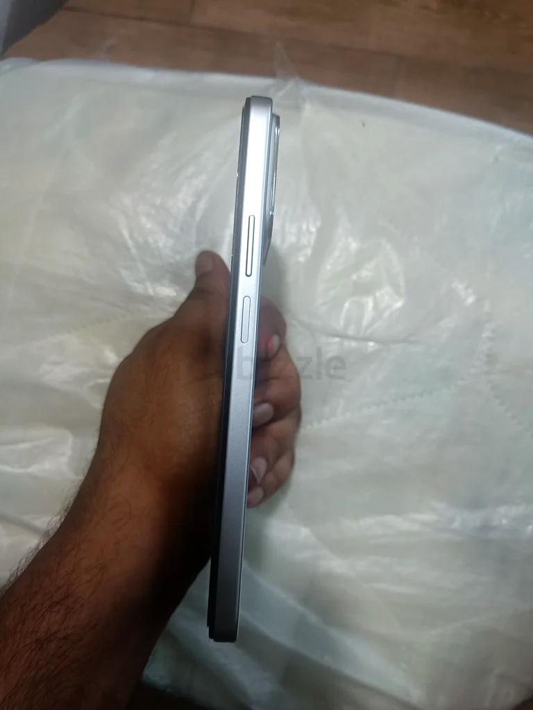 هاتف جديد تمامًا وأحدث طراز، بحالة جيدة جدًا، للبيع العاجل بسبب حاجتي للمال، لذا يرجى الاتصال بـ thi63214898402178113