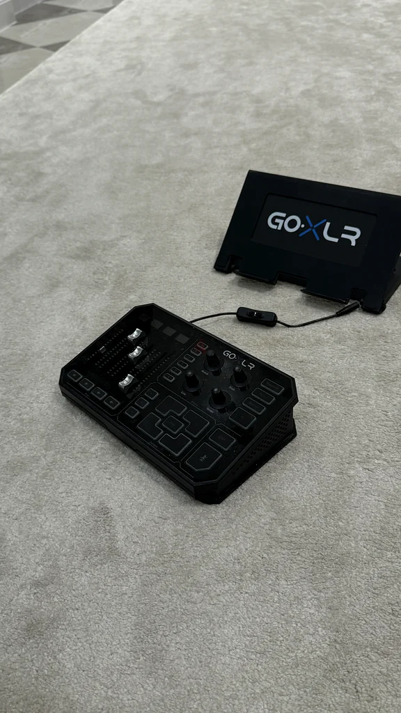 خالط صوتي احترافي GO XLR - مثالي للبث المباشر! مع مفتاح تشغيل + حامل Goxlr.632623826451221120
