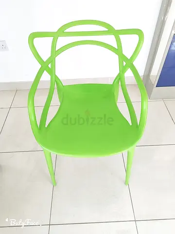 Vibrant Green Modern Chair - Perfect for Any Space!