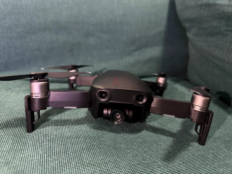 طائرة درون مزودة بكاميرا من DJI موديل Mavic Air ممتازة مع جهاز تحكم عن بعد وحقيبة حمل!63234612324737112