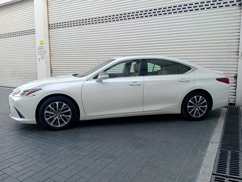 Lexus ES 300h 2024 original paint gcc single owner63150480566401113