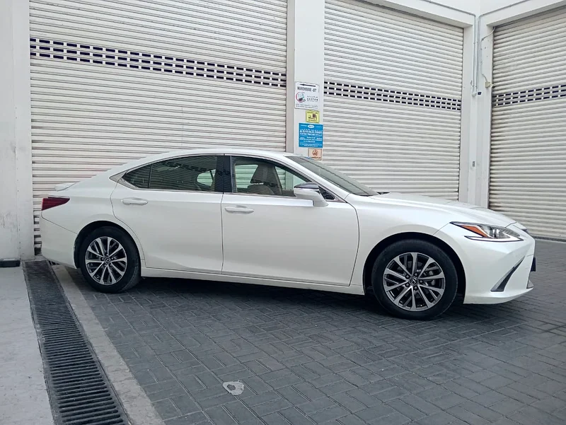 Lexus ES 300h 2024 original paint gcc single owner63150480566401114