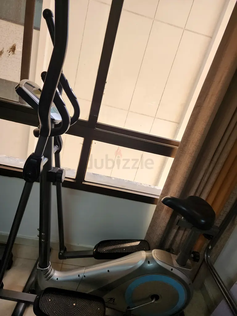 Get Fit with This High-Quality Cross Trainer!