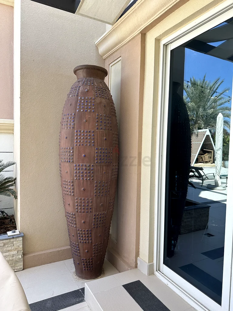 جرة طينية يدوية الصنع رائعة من مركز دبي للحديقة63220828956161112