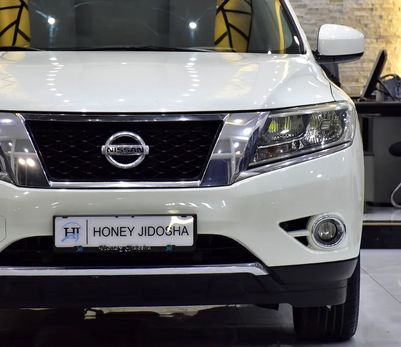 EXCELLENT DEAL for our white Nissan Pathfinder SV 4WD (2015 model) with GCC specifications63167093551234113