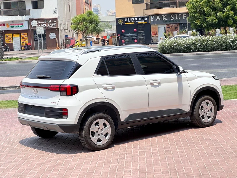 Hyundai Venue 2024 White GCC Under Warrenty63172654284035113