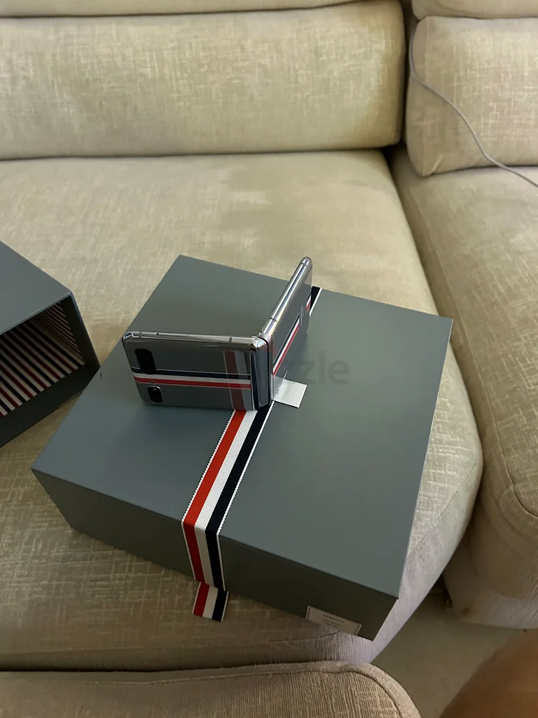 Flip Z SAMSUNG THOM BROWNE63221850952963111