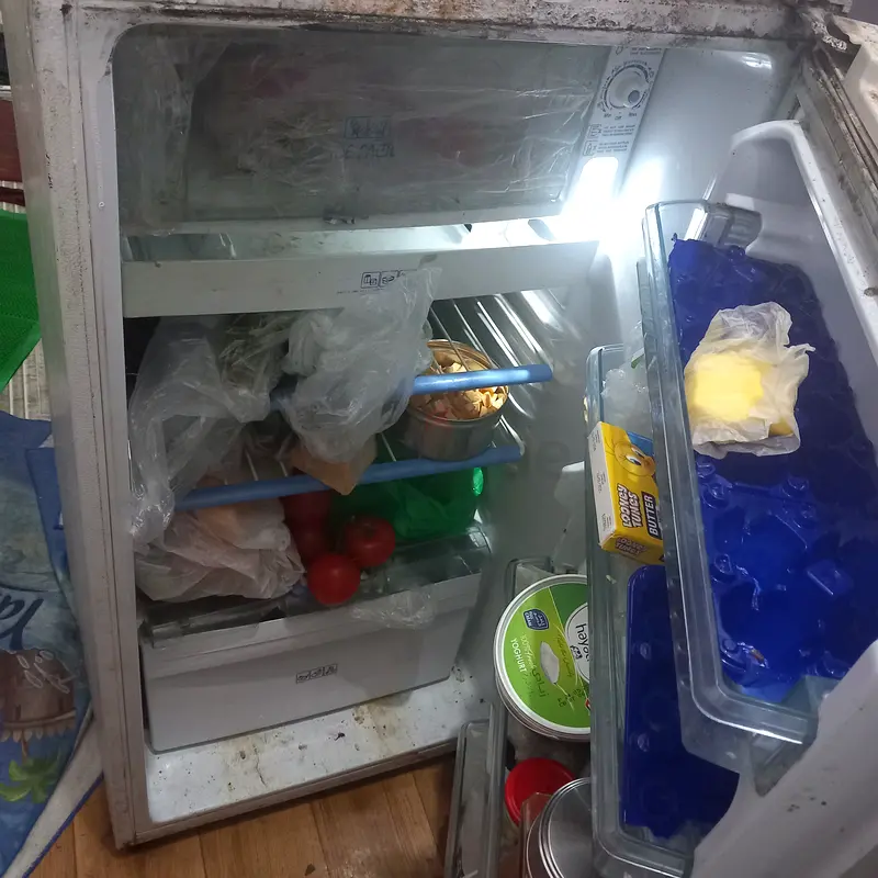 ثلاجة مع فريزر