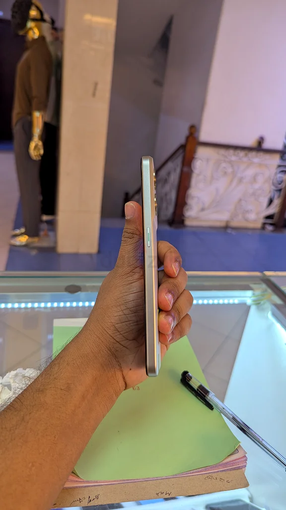 Sleek and Stylish Smartphone for Sale!63211912537602112