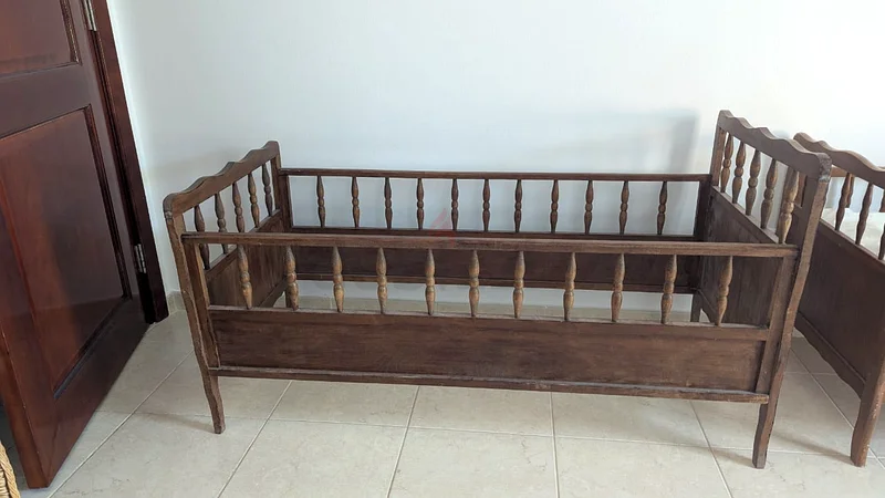 سرير أطفال بمقاس 140×60 سم مجانًا632640645486091117