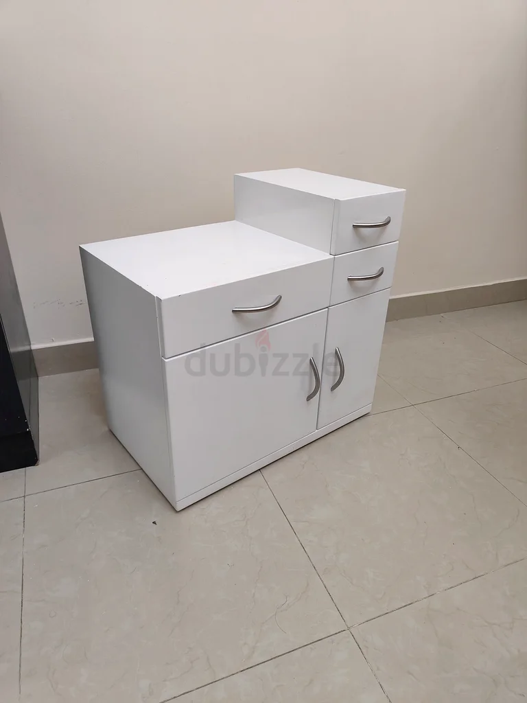 خزانة بيضاء عصرية أنيقة مع أدراج - مثالية لأي غرفة!63219825926273112