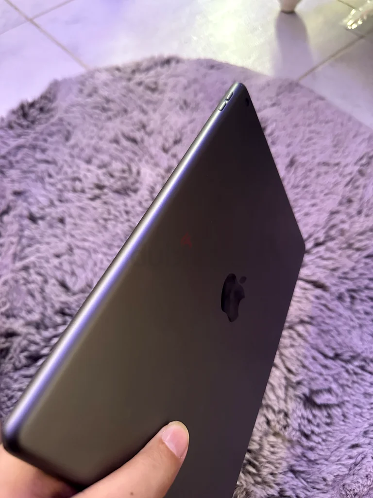 iPad 7th Generation 128GB GRAY IN GOOD CONDITION63180836527106112